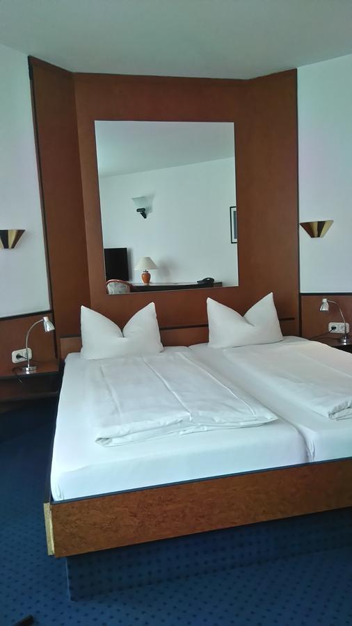 Hotel Loewensteiner Hof Haus Am Neuplatz ヴェルトハイム エクステリア 写真