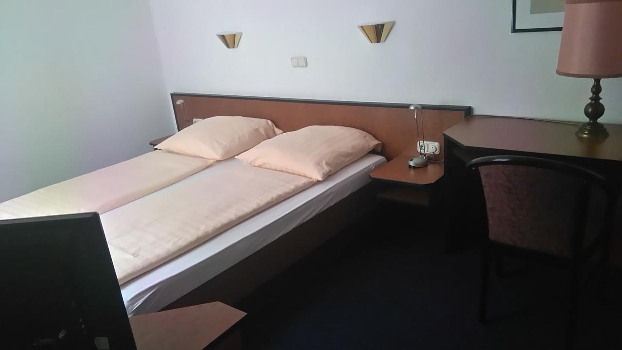 Hotel Loewensteiner Hof Haus Am Neuplatz ヴェルトハイム エクステリア 写真